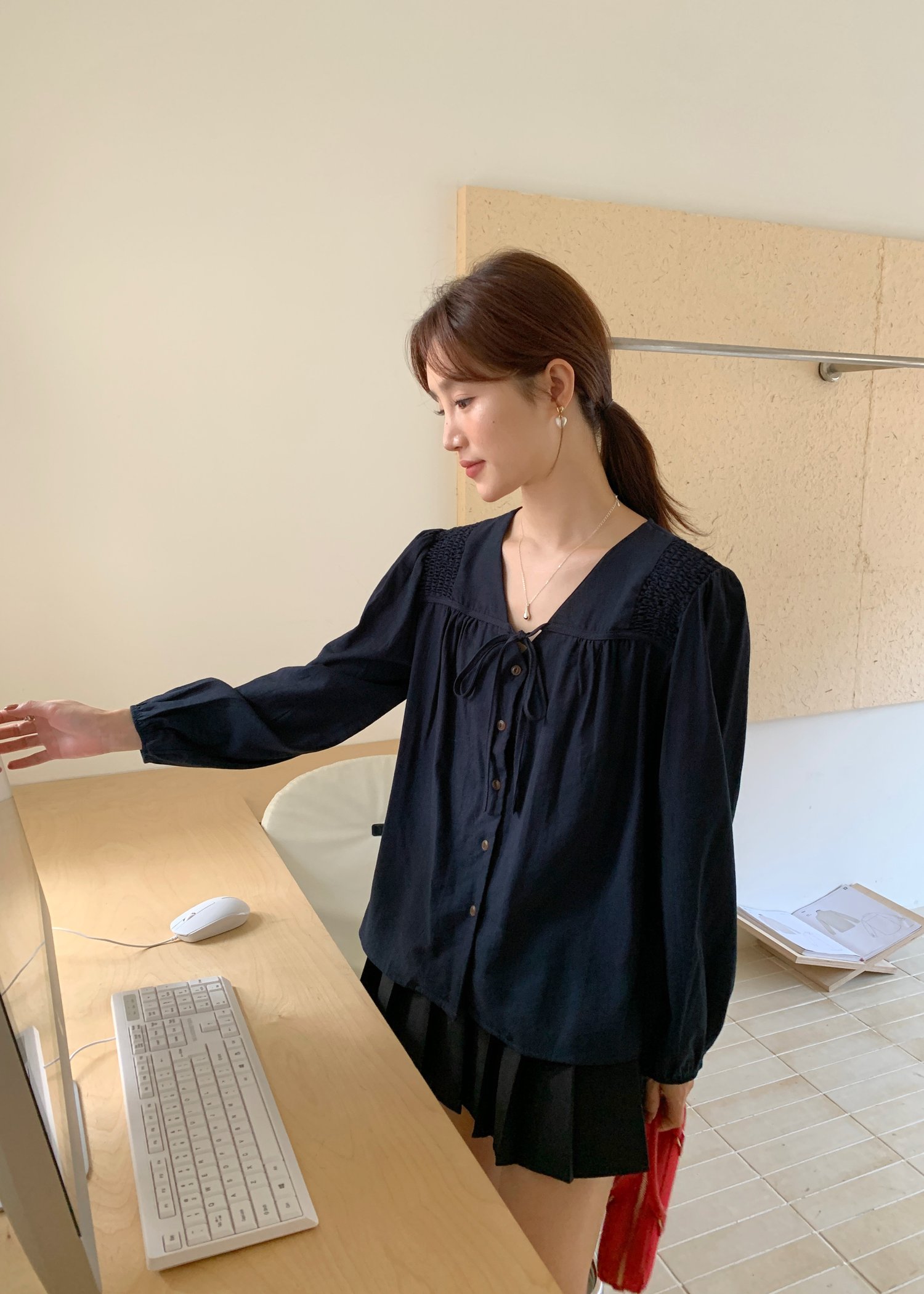 (DEFECT) Gracie Puffy Long Sleeve Blouse in Navy Blue