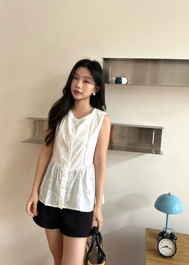 Yeon Floral Lacey Top in White