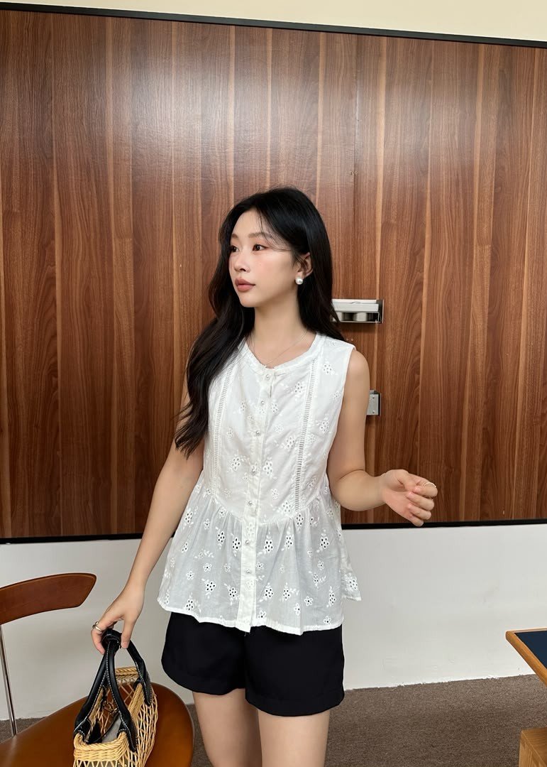 Yeon Floral Lacey Top in White
